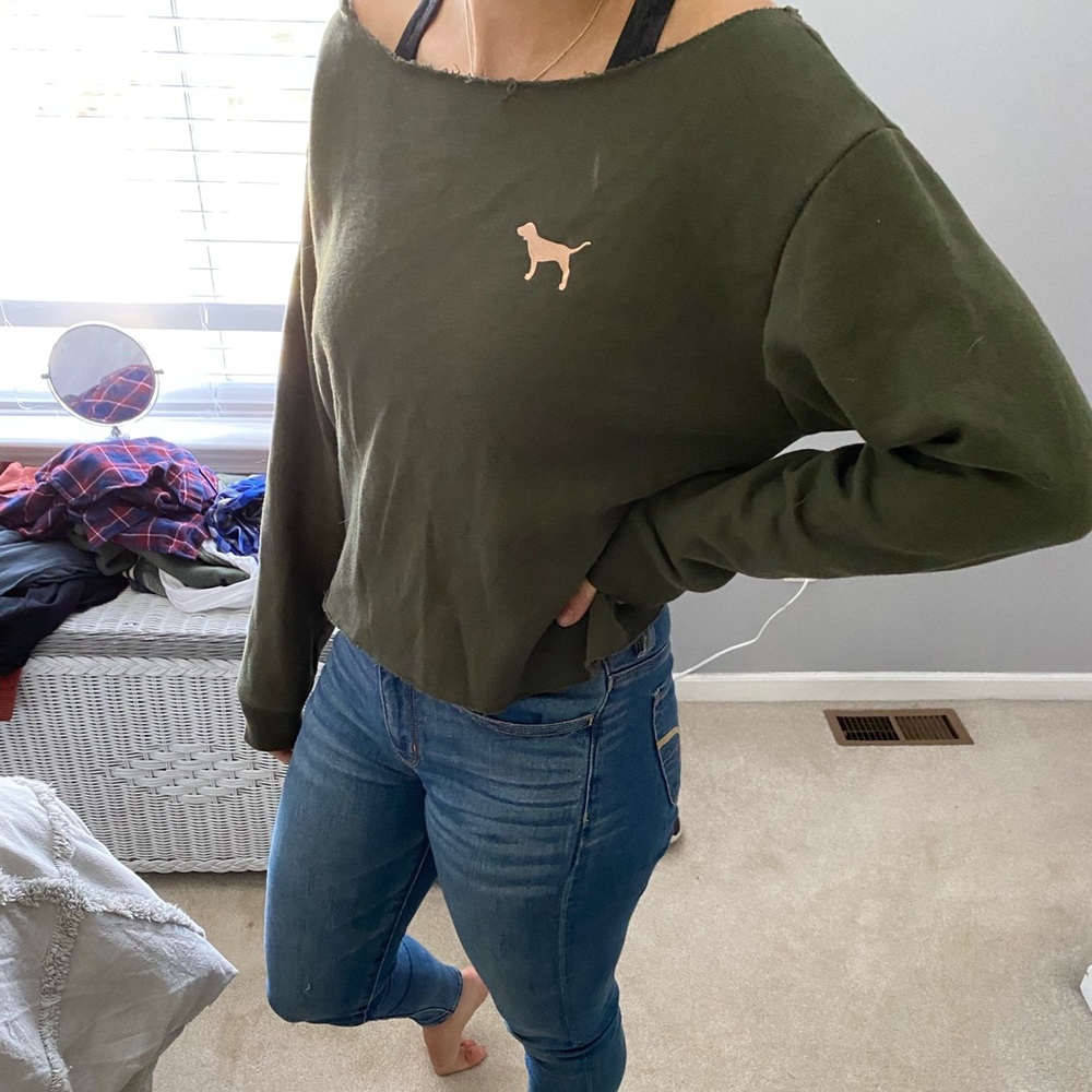 Pink sweatshirt off the shoulder / scoop neck